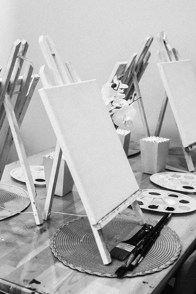 image noir et blanc avec un chevalet et un tableau blanc vierge